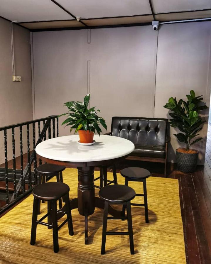 Treehouse Hostel Kuching Exterior foto