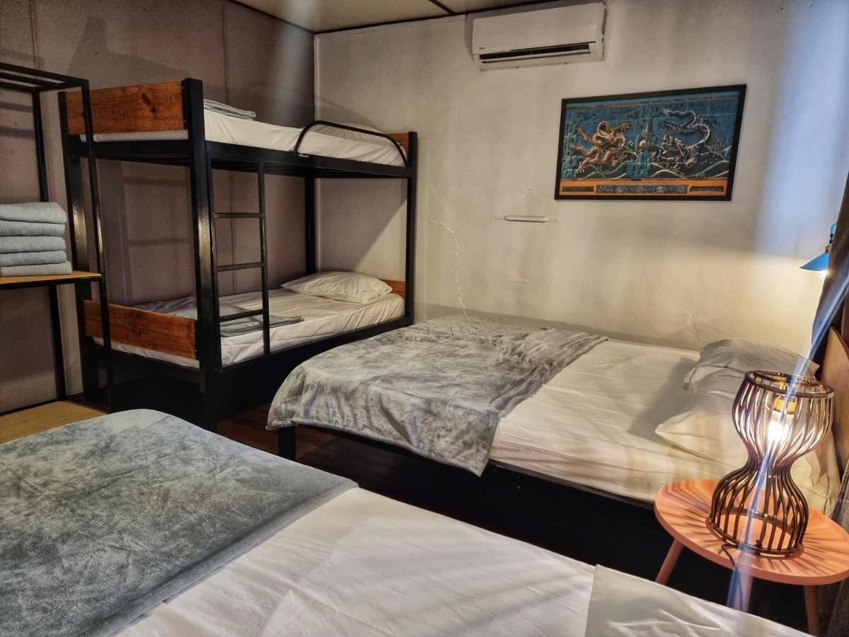 Treehouse Hostel Kuching Exterior foto